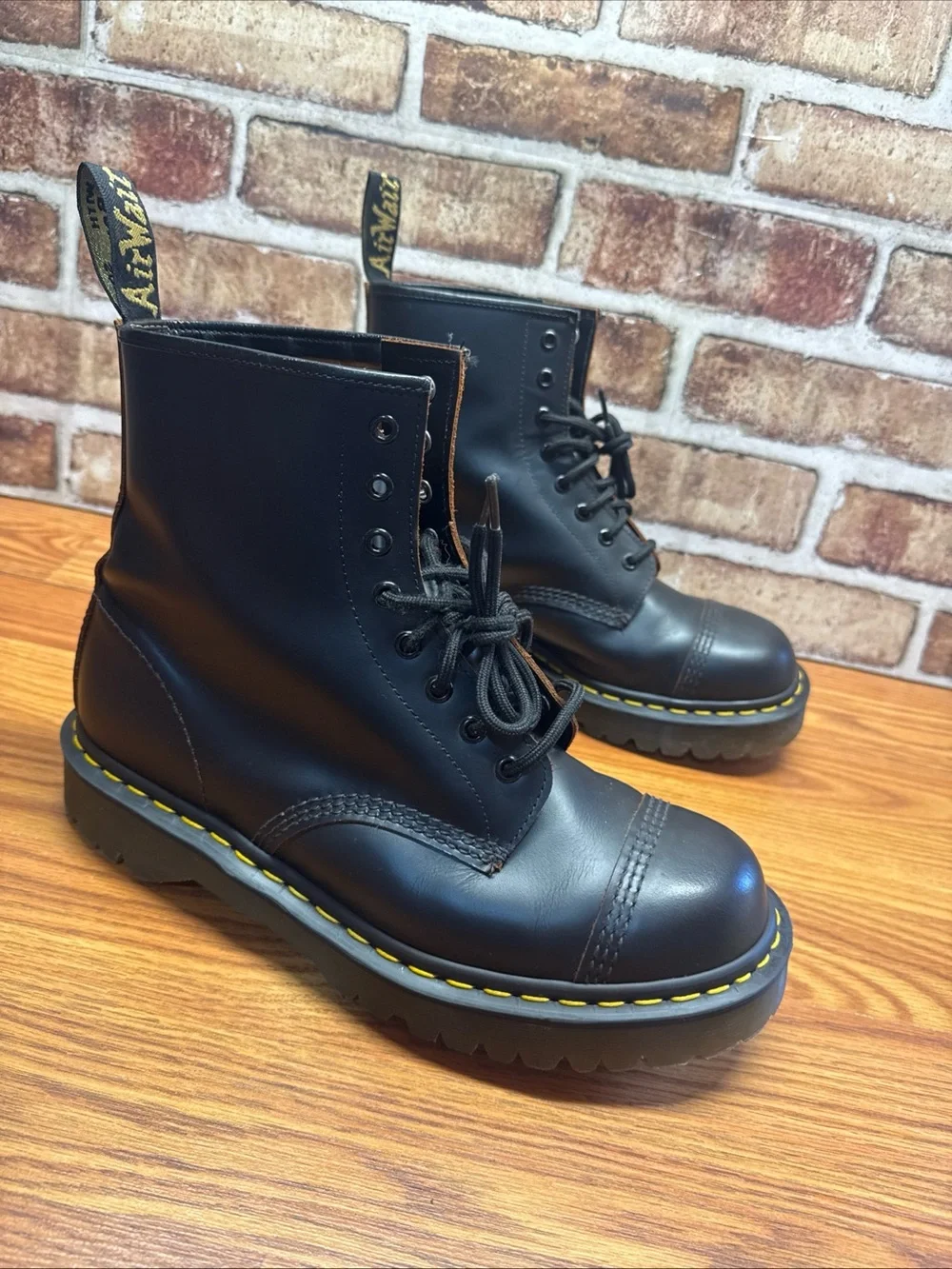 dr martens made in england Cap Toe 8- eye Boots Men’s Sz 11 (10UK)